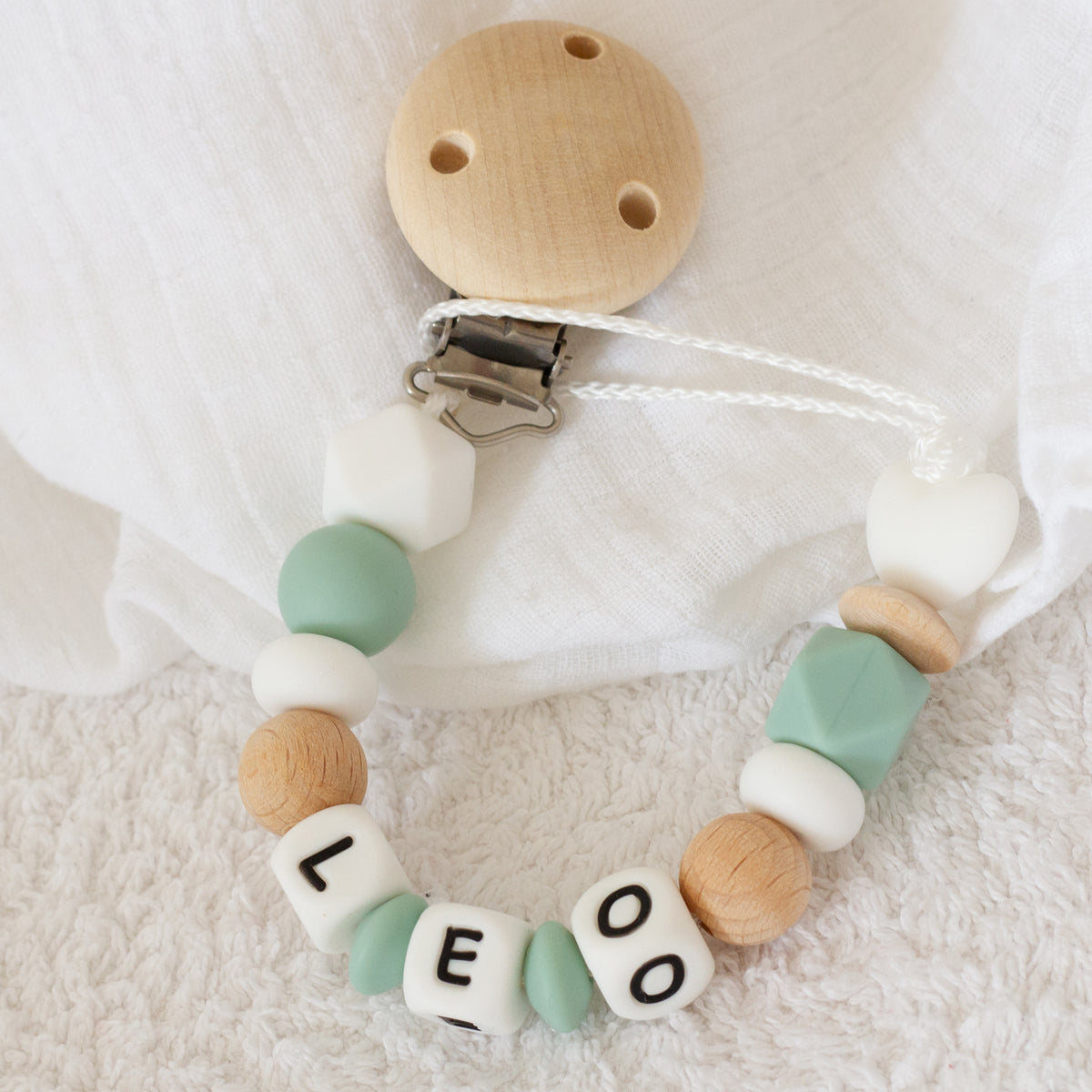 Attache tétine personnalisée Léo – Cœur